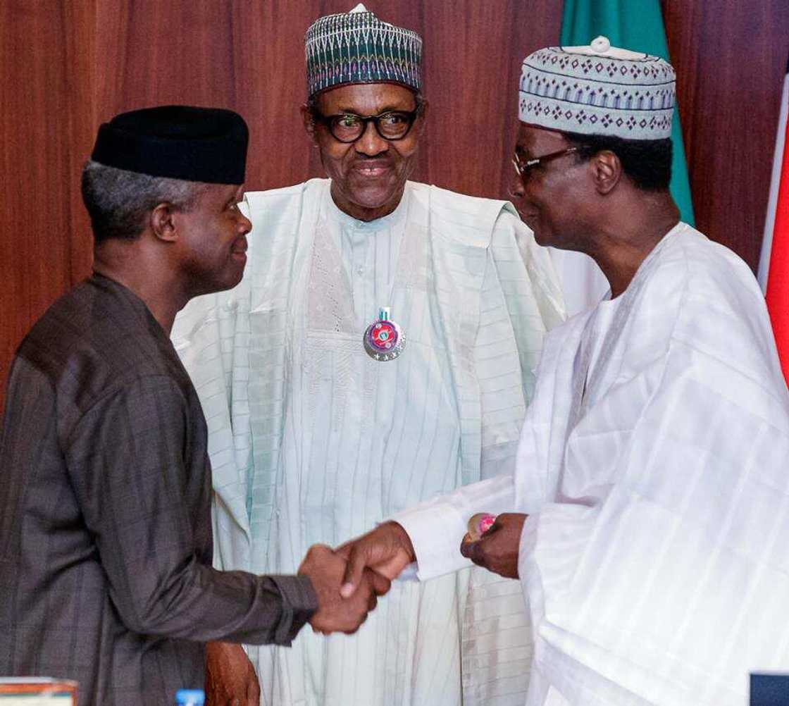Buhari da mataimaki shi a fadar shugaban kasa Buhari da mataimaki shi a fadar shugaban kasa