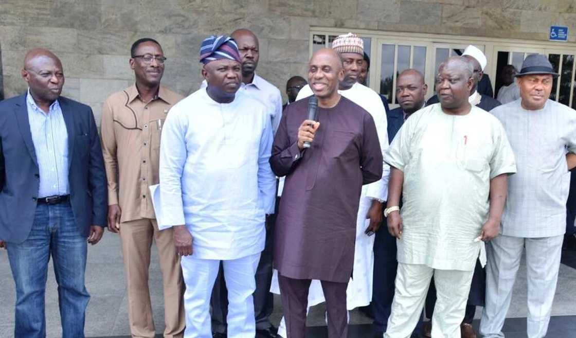 Buhari’s minister Amaechi arrives Lagos, meets with Ambode