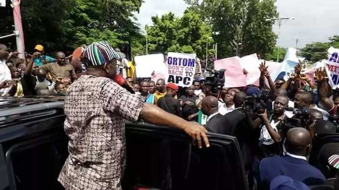 Breaking: Benue youths block Ortom from meeting APC leaders in Abuja Breaking: Benue youths block Ortom from meeting APC leaders in Abuja