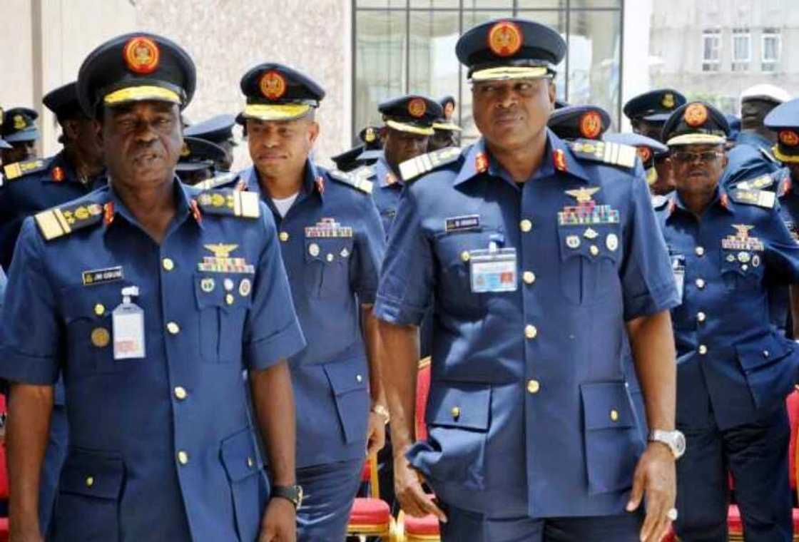 Nigerian air force uniform: colors and ranks Nigerian air force uniform: colors and ranks