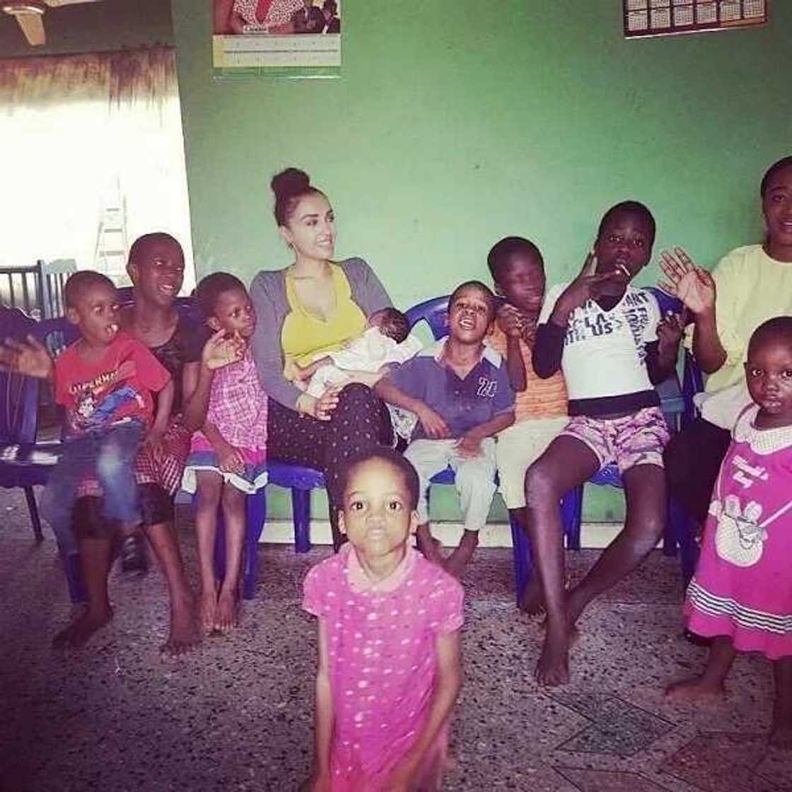 Iara Oshiomhole visits orphanage home in Edo state (photos) Iara Oshiomhole visits orphanage home in Edo state (photos)