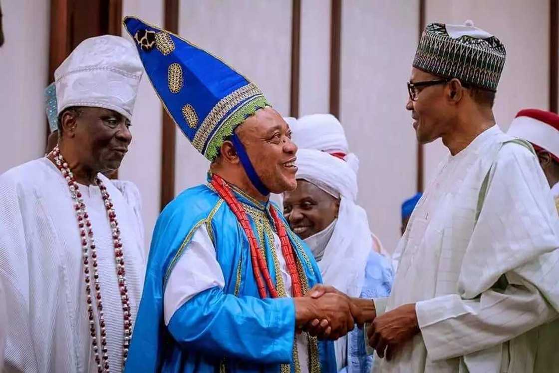 Hotuna: Shugaba Buhari ya sha ruwa da manyan Malamai da sarakuna Hotuna: Shugaba Buhari ya sha ruwa da manyan Malamai da sarakuna