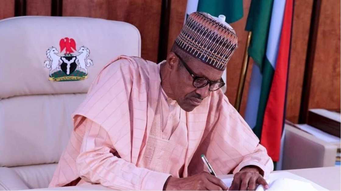 Wata Sabuwa: Shugaba Buhari ya saka hannu a wata sabuwar doka da zata tada hankalin manyan kasar nan Wata Sabuwa: Shugaba Buhari ya saka hannu a wata sabuwar doka da zata tada hankalin manyan kasar nan