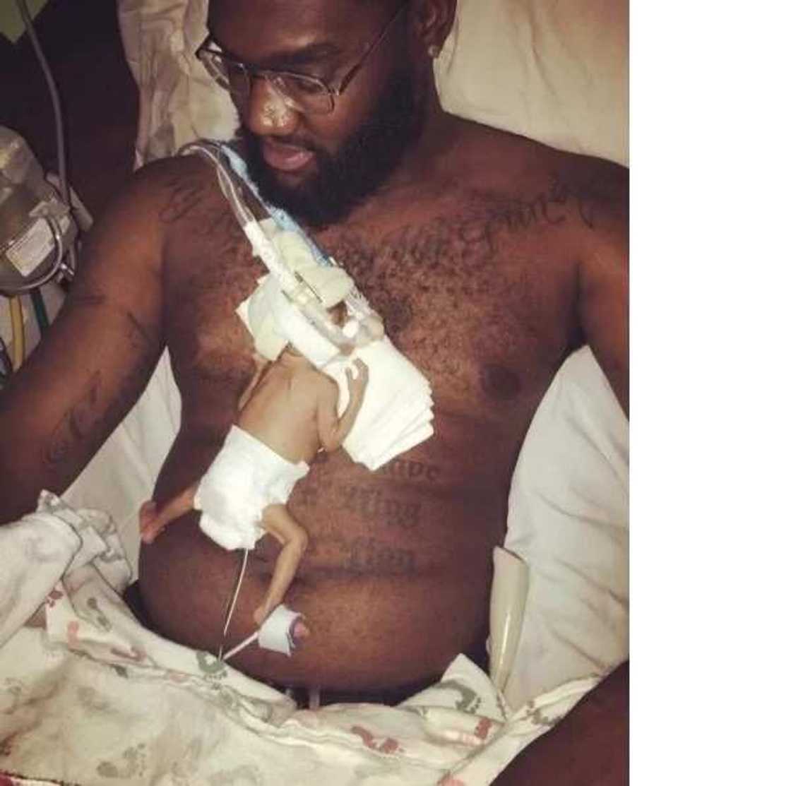 Awww! Father practices Kangaroo care for son born 16 weeks earlier than set date (photos)