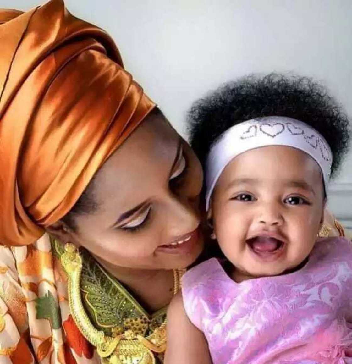 Kalli hotunan kyawawan iyaye tare da yayan su mata Kalli hotunan kyawawan iyaye tare da yayan su mata