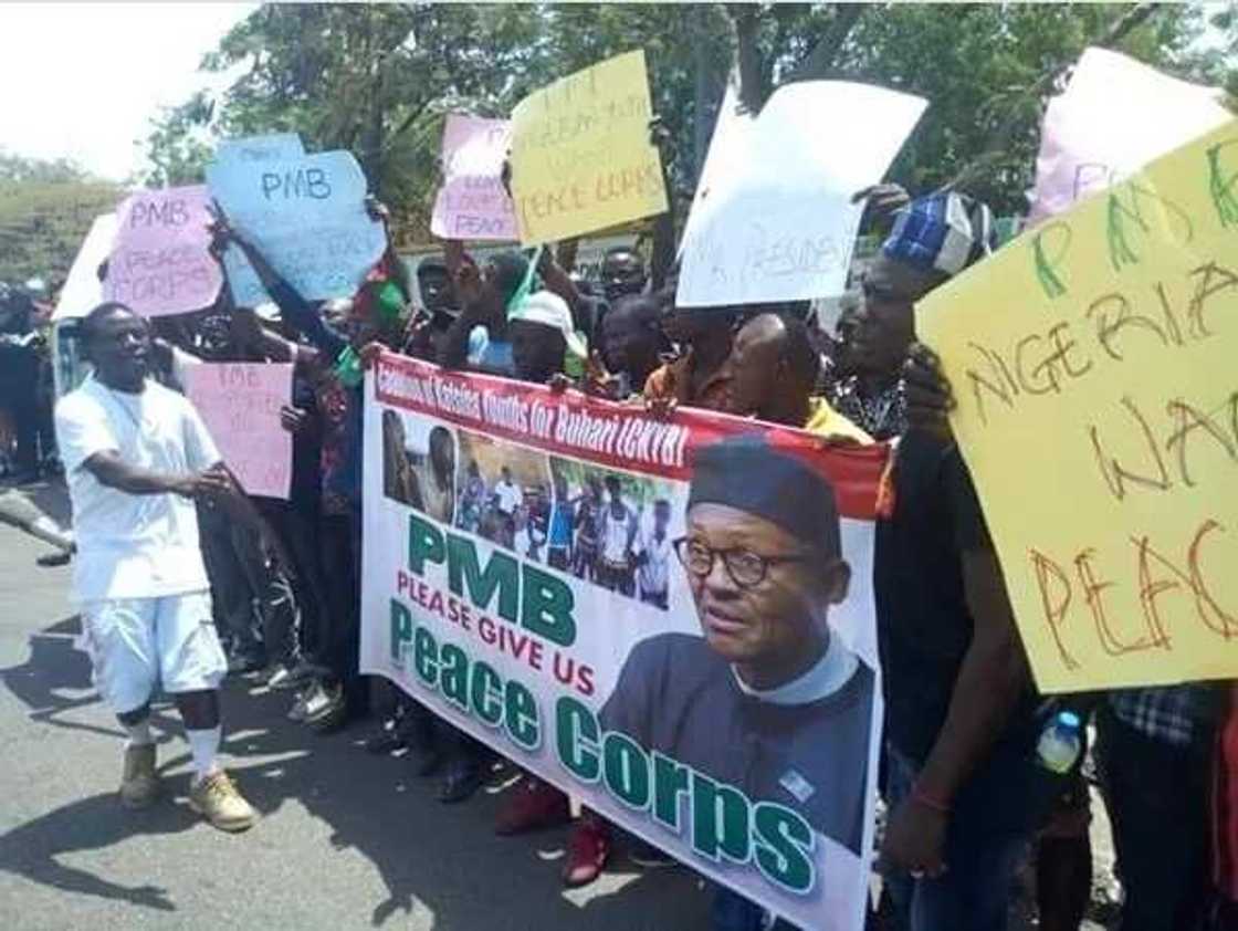 Jirwaye mai kamar wanka: Duba hotunan tarbar da 'yan Peace corps su ka yiwa Buhari a Benuwe