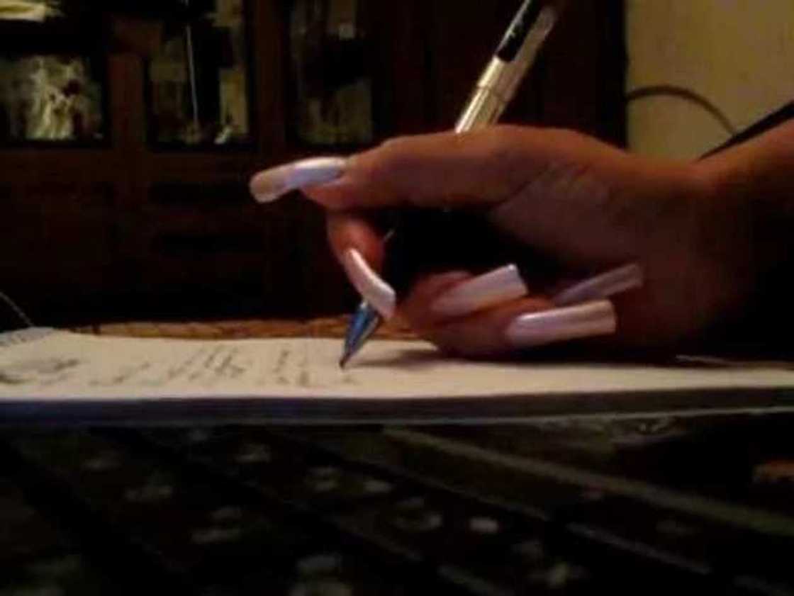 9 things every woman with long nails will understand 9 things every woman with long nails will understand