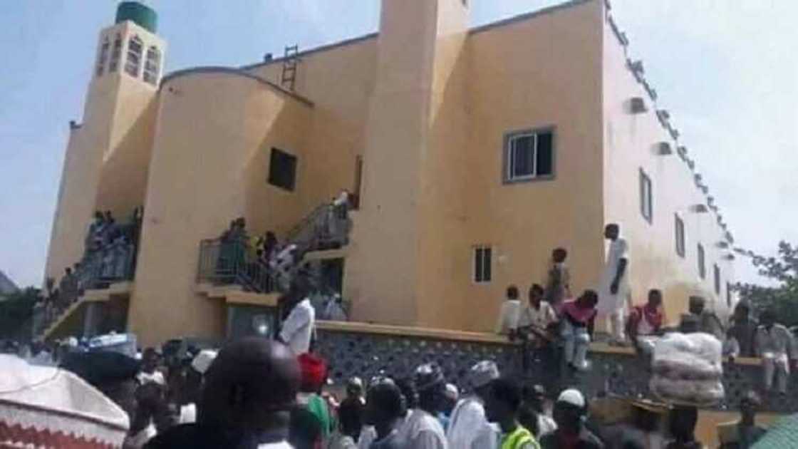 Uwar Dangote, Mariya Dantata ta ciyar da gajiyayyu 5000, ta gina Masallaci Uwar Dangote, Mariya Dantata ta ciyar da gajiyayyu 5000, ta gina Masallaci