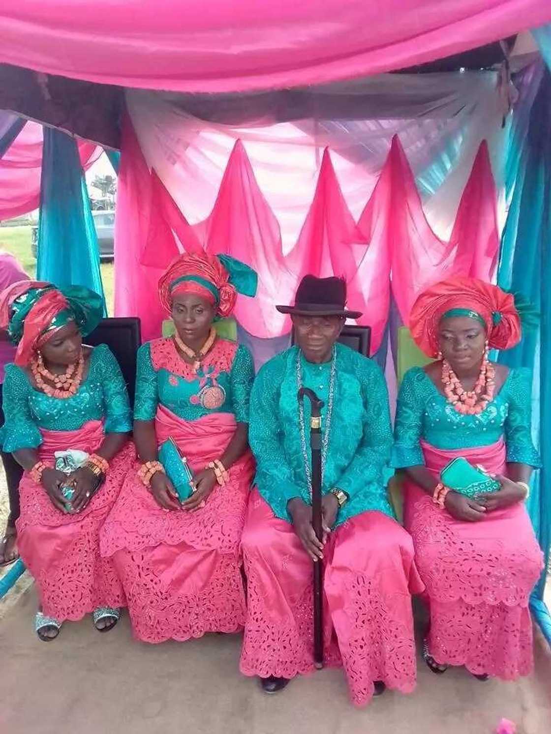 Hotunan dattijon da amaren sa uku Hotunan dattijon da amaren sa uku