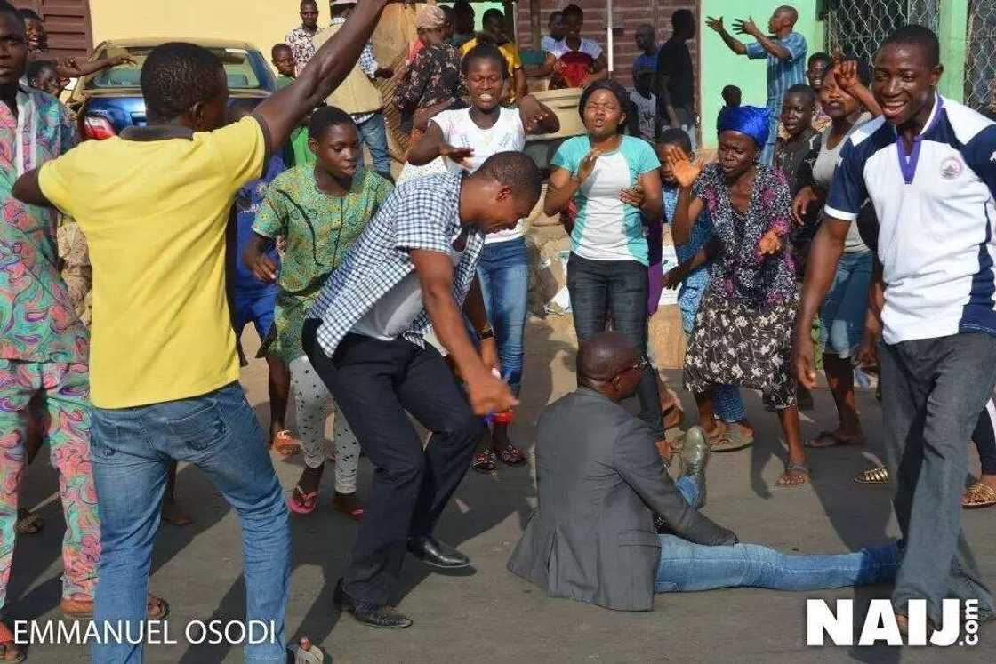 Zaben Ekiti: Kalli hotunan murnar magoya bayan Fayose bayan sun yi ikirarin hango kyallin nasara Zaben Ekiti: Kalli hotunan murnar magoya bayan Fayose bayan sun yi ikirarin hango kyallin nasara