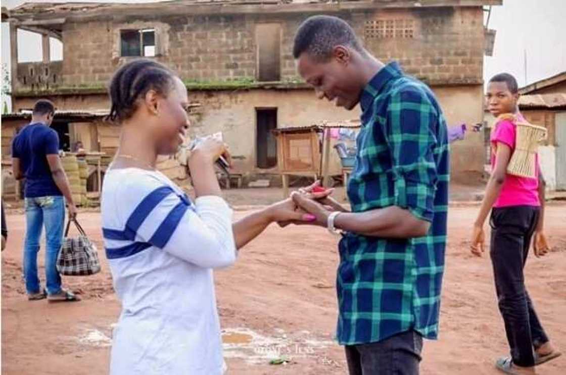 Nigerian man proposes to his girlfriend at the same spot he met her five years ago Nigerian man proposes to his girlfriend at the same spot he met her five years ago