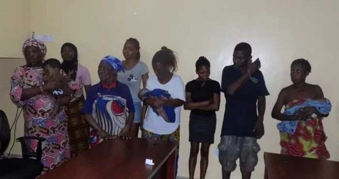 An kubutar da jarirai 24 a wani haramtaccen gidan raino a Legas An kubutar da jarirai 24 a wani haramtaccen gidan raino a Legas