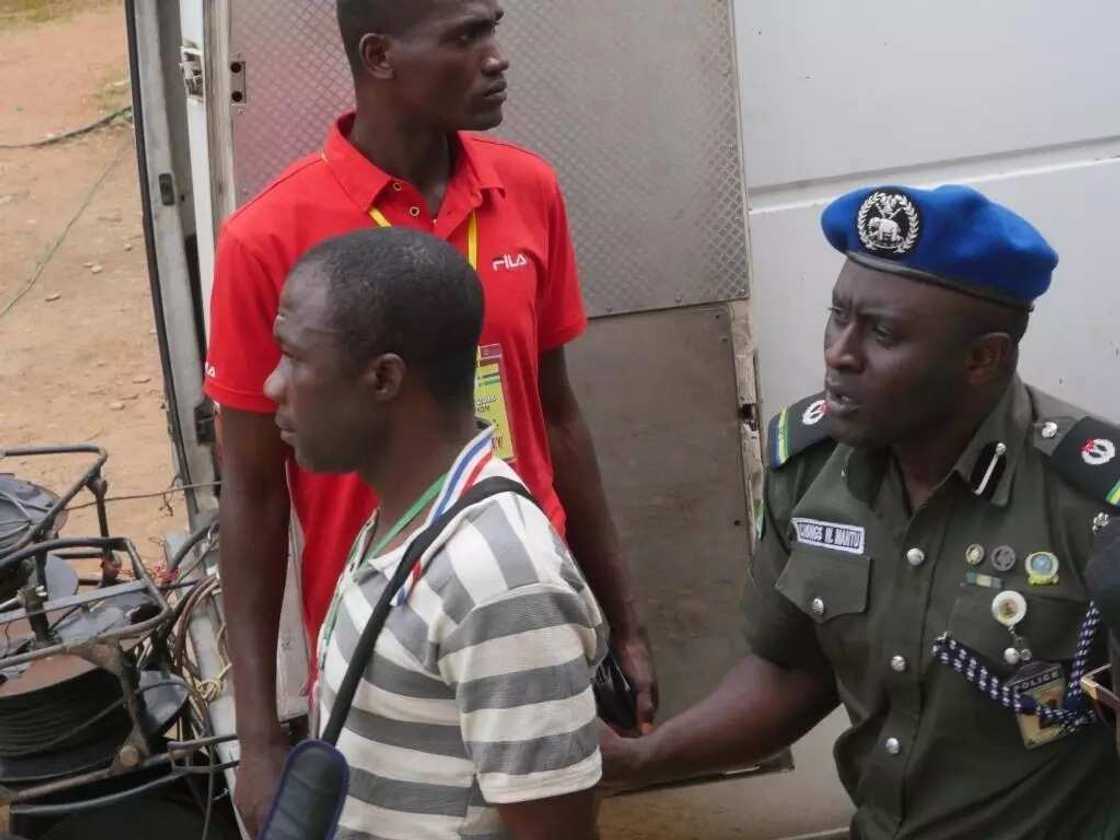 Zaben Osun: Ma’aikacin INEC da ya yaga sakamakon zabe ya shiga hannu, ya fadi wanda ya saka shi Zaben Osun: Ma’aikacin INEC da ya yaga sakamakon zabe ya shiga hannu, ya fadi wanda ya saka shi