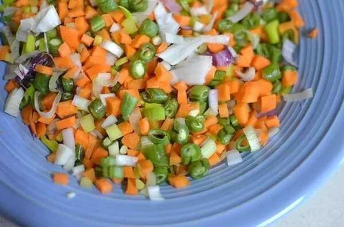 How to prepare jollof rice with chopped carrot and green beans How to prepare jollof rice with chopped carrot and green beans