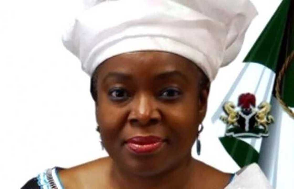 Tsohuwar minista ta amayar da miliyoyin kudin makamai da ta hadiya bayan ta ji matsar EFCC Tsohuwar minista ta amayar da miliyoyin kudin makamai da ta hadiya bayan ta ji matsar EFCC