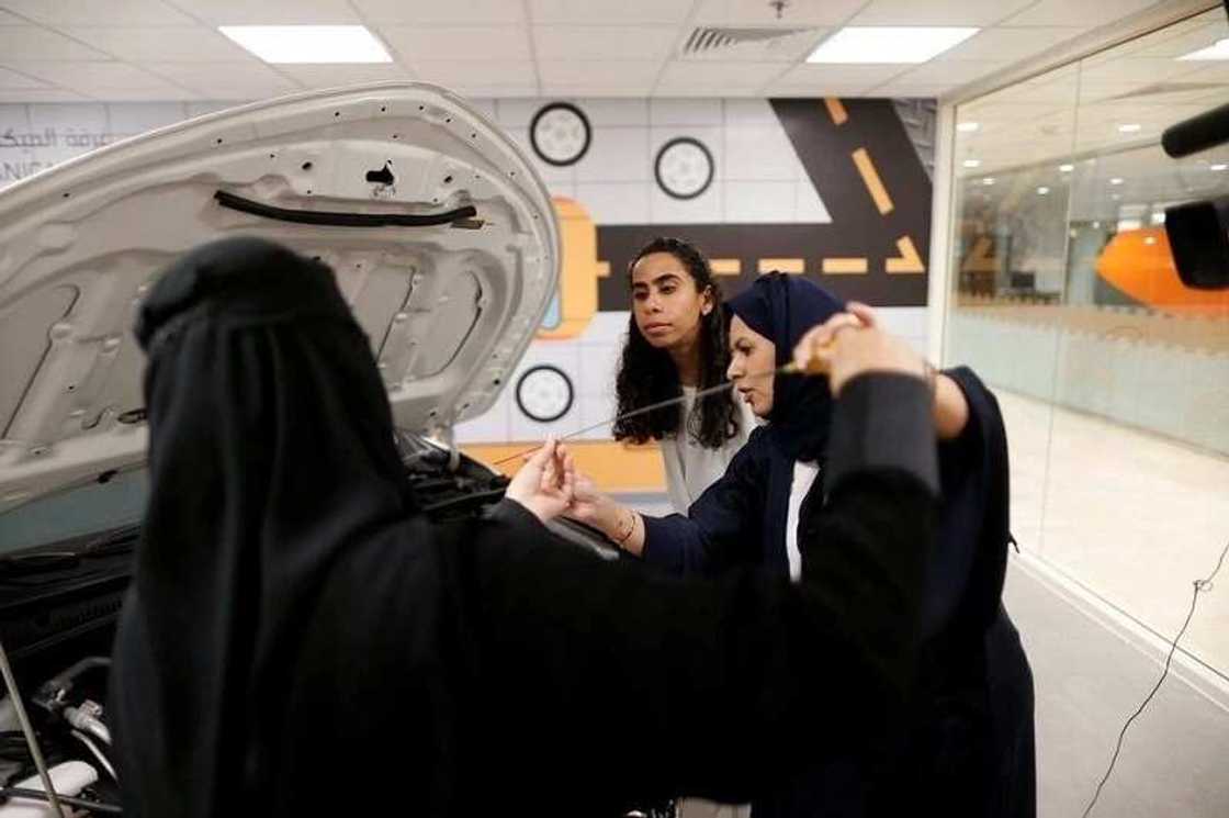 Kalli hotunan yadda ake koya wa mata tukin mota a Saudiyya Kalli hotunan yadda ake koya wa mata tukin mota a Saudiyya