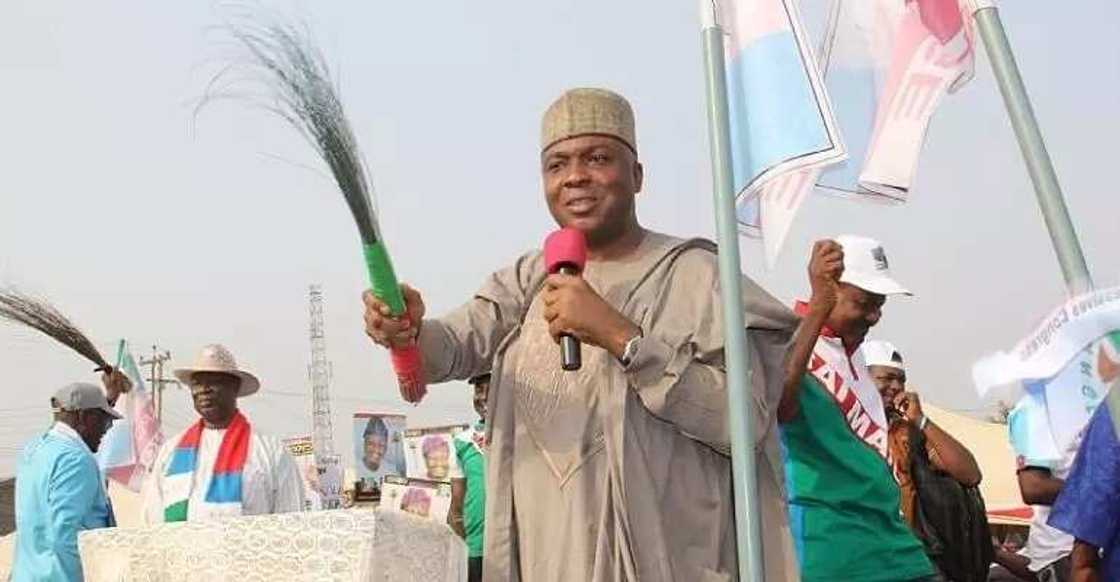 Bukola Saraki ya biya Masu Unguwanni albashin su da ya makale na tsawon lokaci Bukola Saraki ya biya Masu Unguwanni albashin su da ya makale na tsawon lokaci