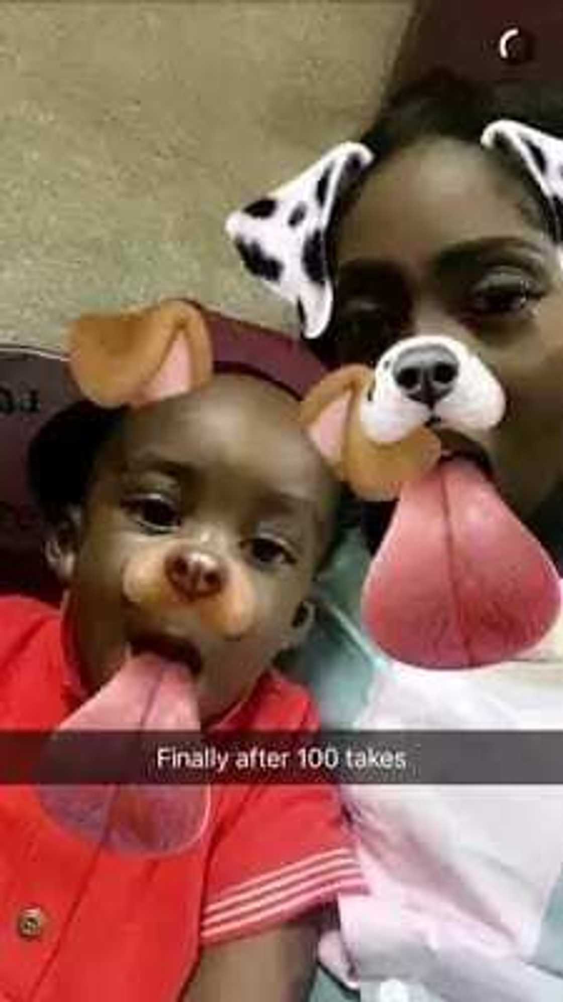 Hotunan Mawakiya Tiwa Savage da ‘dan ta a kafar snapchat