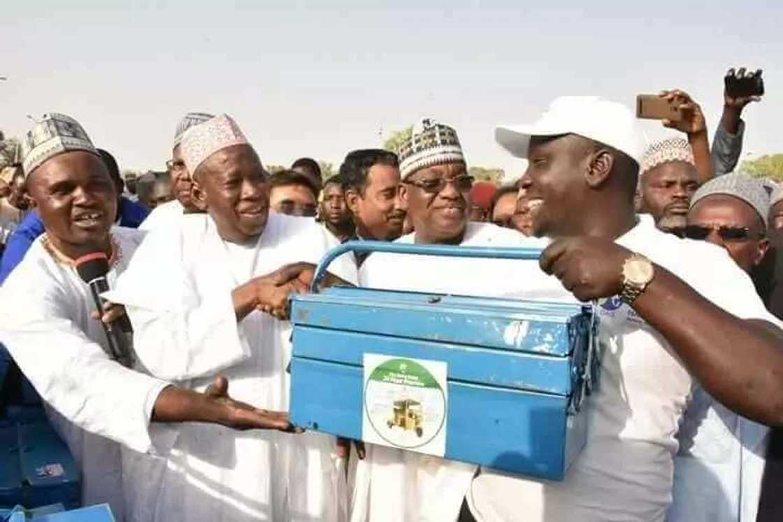 Gwamna Ganduje ya taimaka wa masu sana'ar A Daidaita Sahu a jihar Kano Gwamna Ganduje ya taimaka wa masu sana'ar A Daidaita Sahu a jihar Kano