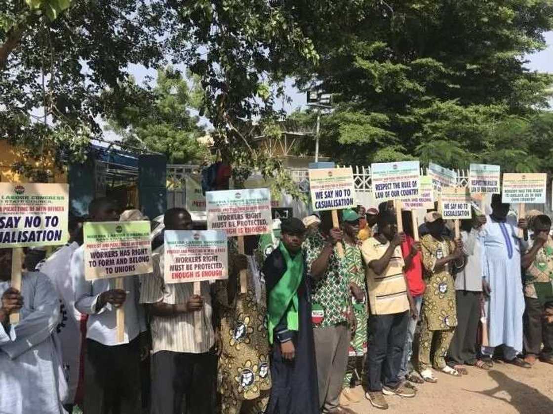 Kungiyar kwadago ta kasa ta rufe Ofishin MTN na jihar Kano Kungiyar kwadago ta kasa ta rufe Ofishin MTN na jihar Kano