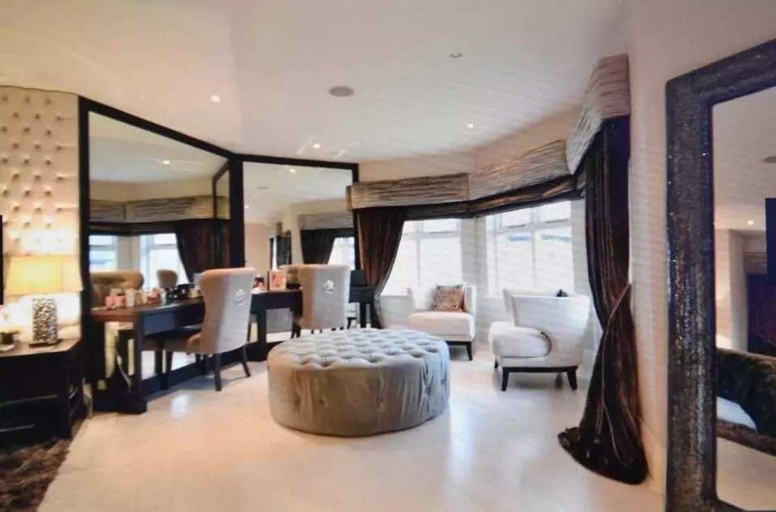 Manchester United star Alexis Sanchez puts up his £1.9m mansion for sale Manchester United star Alexis Sanchez puts up his £1.9m mansion for sale