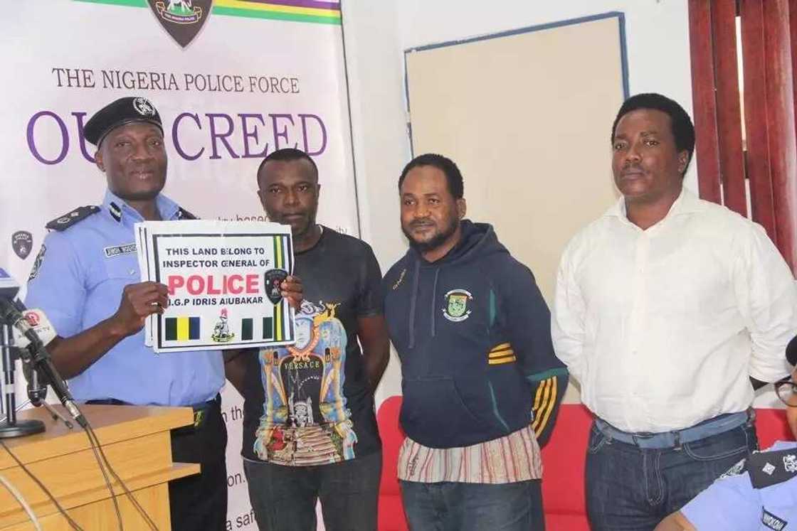 An cafke wasu masu yiwa shugaban 'yan sanda kazafi An cafke wasu masu yiwa shugaban 'yan sanda kazafi