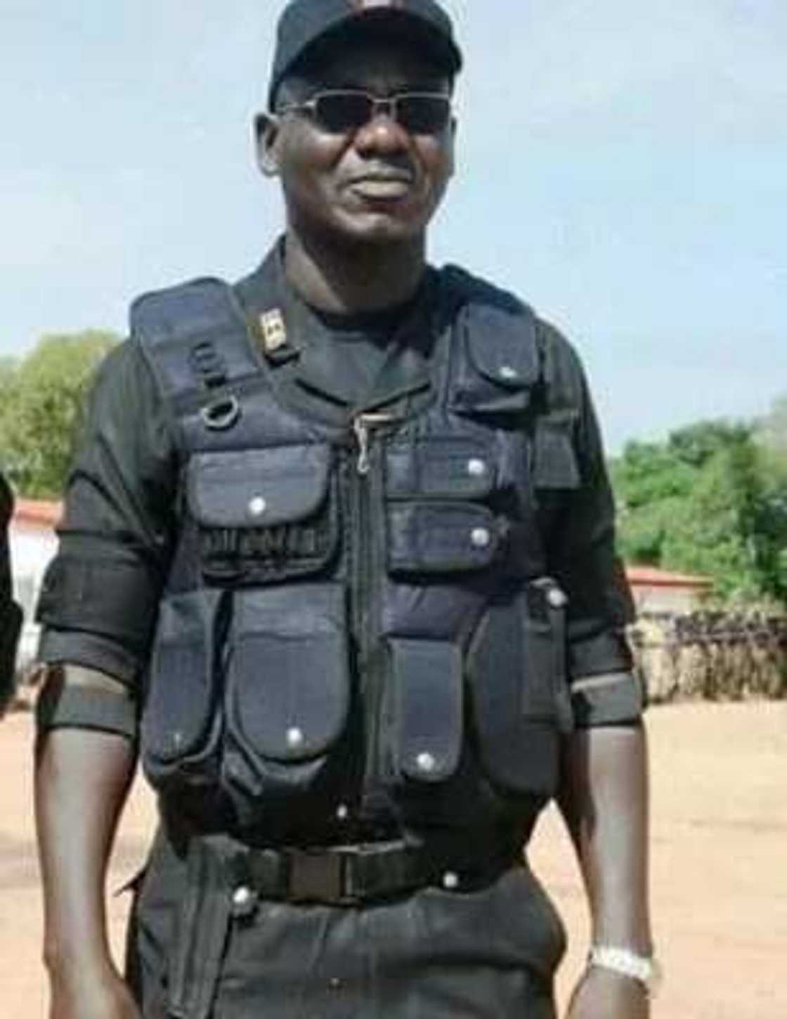 Rikicin manya: Buratai ya mayar ma TY Danjuma raddi game da kisan Sojoji Rikicin manya: Buratai ya mayar ma TY Danjuma raddi game da kisan Sojoji