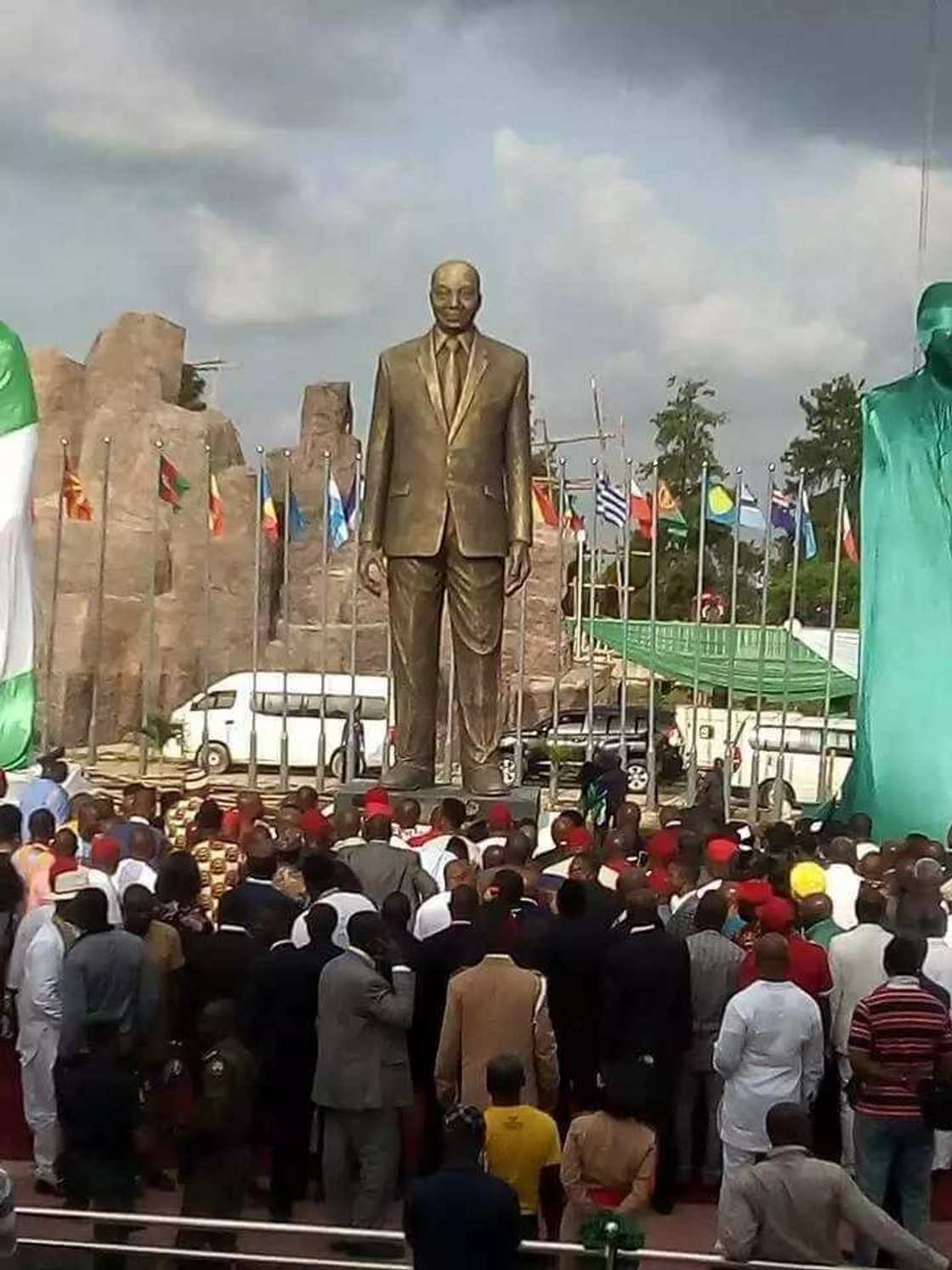 Nigerians blasts Governor Okorocha for erecting statue in honour of President Zuma Nigerians blasts Governor Okorocha for erecting statue in honour of President Zuma