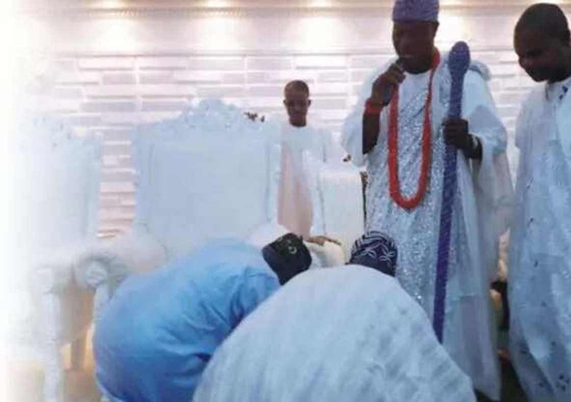 Obasanjo prostrates for Ooni of Ife