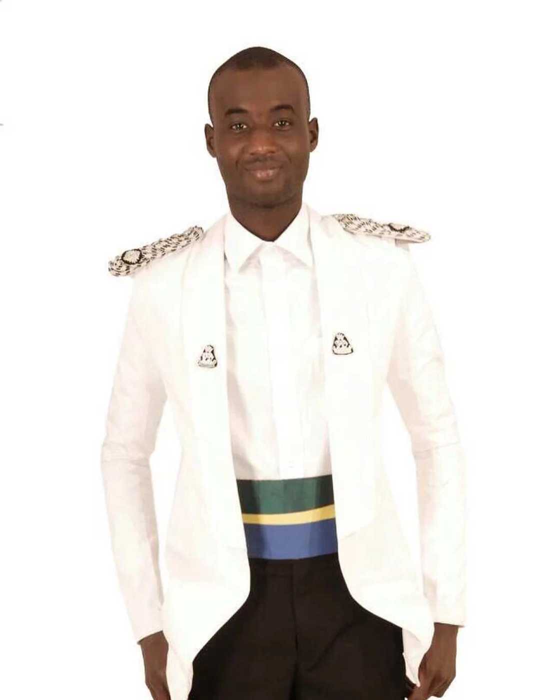 Aminu Sanusi ya kama aiki gadangadan a matsayin dan sanda (hotuna) Aminu Sanusi ya kama aiki gadangadan a matsayin dan sanda (hotuna)