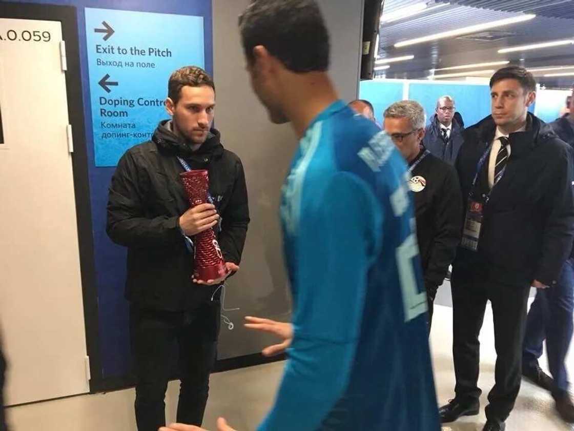 Wani dan kwallon kasar Masar ya yi watsi da lambar yabo da wata kamfanin giya ta ba shi Wani dan kwallon kasar Masar ya yi watsi da lambar yabo da wata kamfanin giya ta ba shi