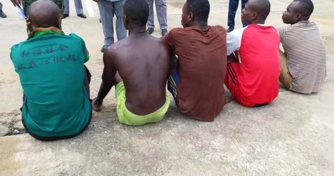 Sojojin Ruwa sunyi gagarumar nasarar kama shinkafa har buhu 2,860 daga wajen ‘yan fasa kwauri Sojojin Ruwa sunyi gagarumar nasarar kama shinkafa har buhu 2,860 daga wajen ‘yan fasa kwauri