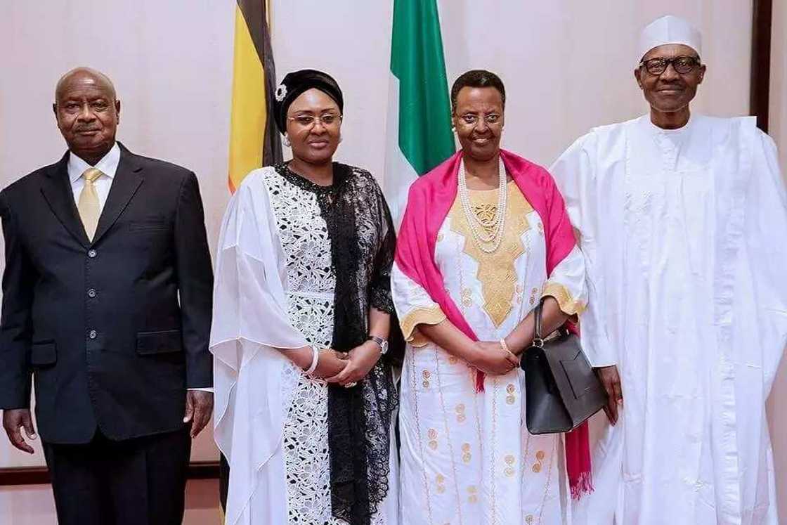 Labari cikin Hotuna: Aisha Buhari ta sanya rigar Dalar Amurka 4490 a wajen tarbar shugaban kasar Uganda da uwar gidansa