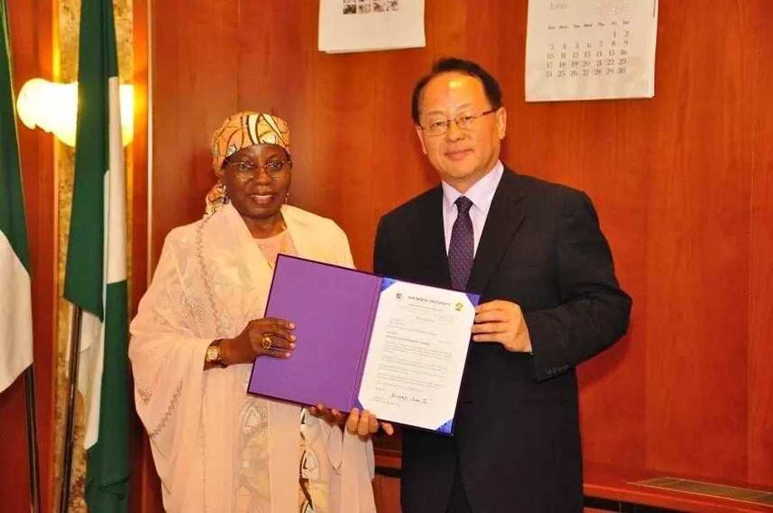 Likafa ta cigaba: Wata Jami’ar kasar waje ta karrama Aisha Buhari da digirin digirgir Likafa ta cigaba: Wata Jami’ar kasar waje ta karrama Aisha Buhari da digirin digirgir