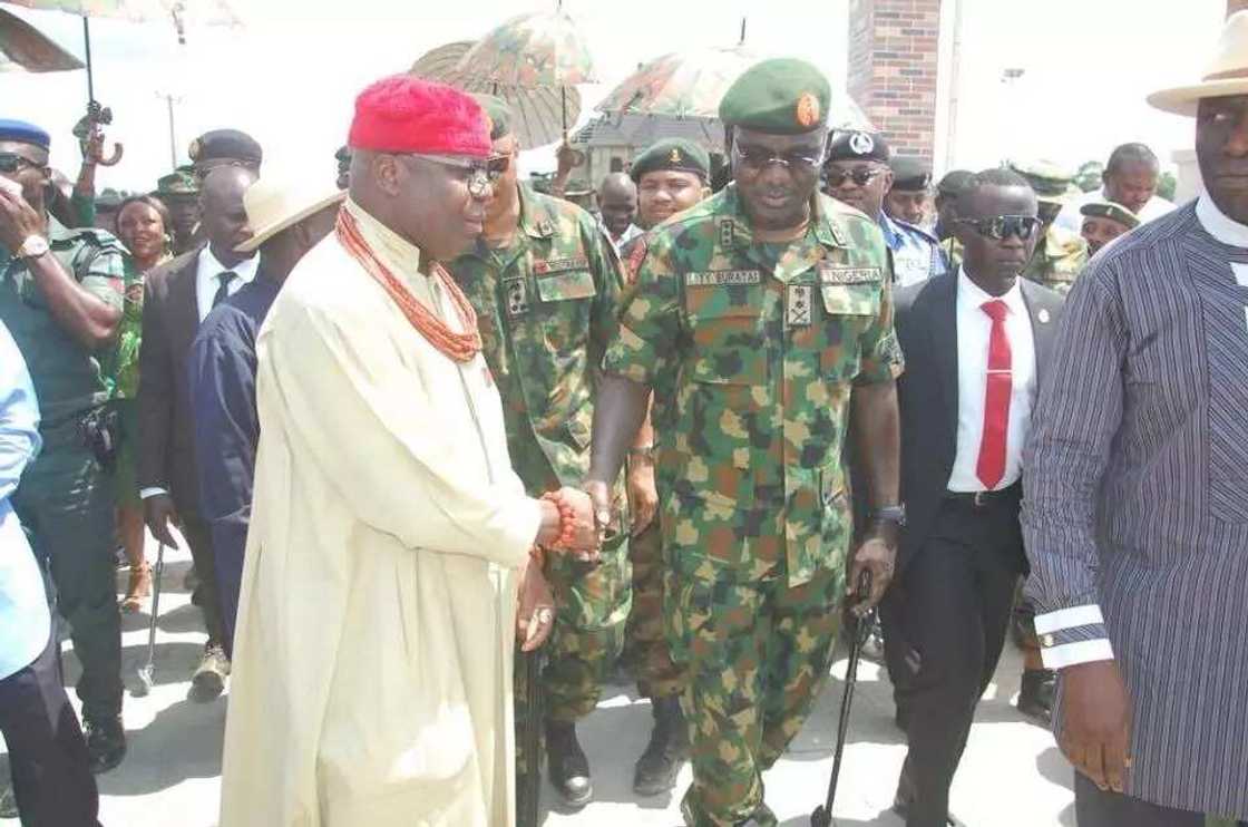 Shugaban hafsin Soji yayin kaddamar da barikin Shugaban hafsin Soji yayin kaddamar da barikin