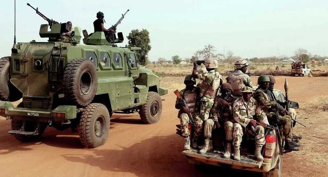 Soja mazan fama: Wani jarumin soja ya kwace bindiga daga hannun dan fashi da makami Soja mazan fama: Wani jarumin soja ya kwace bindiga daga hannun dan fashi da makami