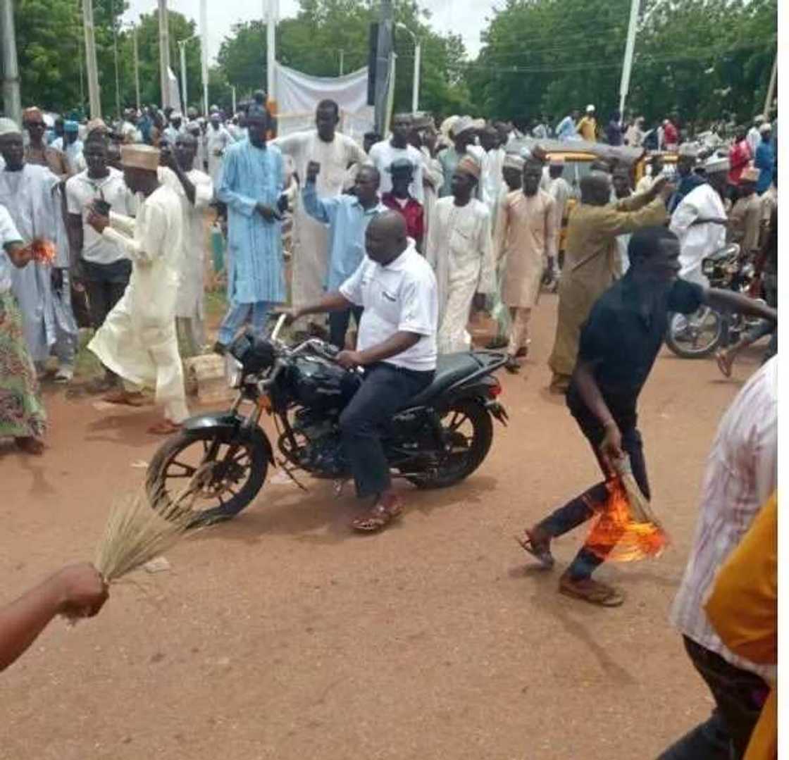 Duba hotunan yadda magoya bayan Tambuwal suka cinnawa tsintsiya wuta a Sokoto Duba hotunan yadda magoya bayan Tambuwal suka cinnawa tsintsiya wuta a Sokoto