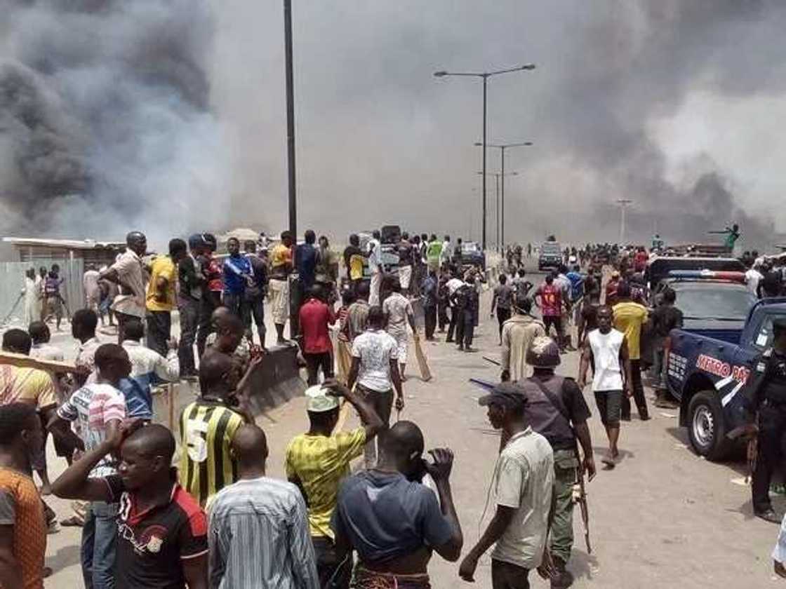 BREAKING: Riot in Lagos, 6 killed, security operatives wade-in BREAKING: Riot in Lagos, 6 killed, security operatives wade-in