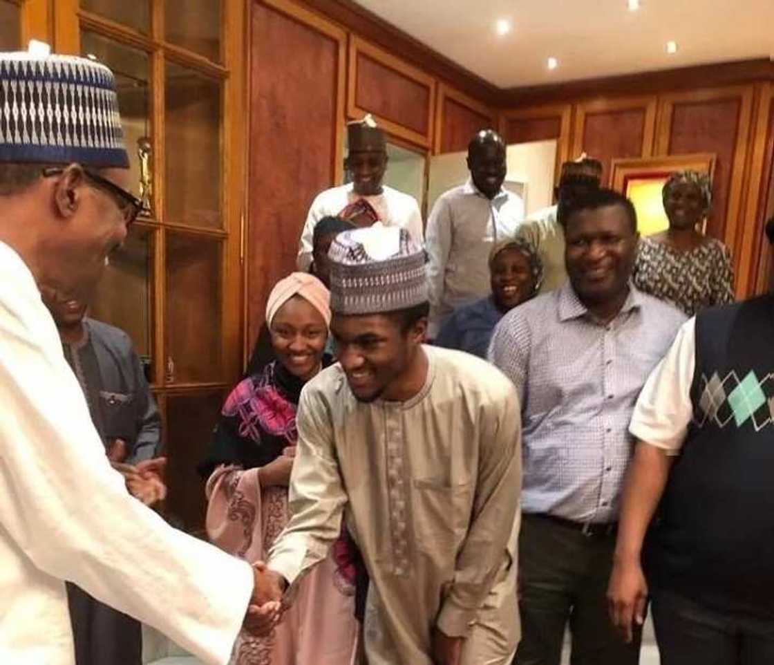 Yusuf Buhari ya sadu da mahaifinsa bayan dawowa daga hutun jinya (hoto) Yusuf Buhari ya sadu da mahaifinsa bayan dawowa daga hutun jinya (hoto)