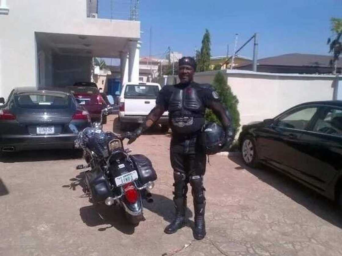 Ba na shan giya ko taba amma ina da son motoci - Dino Melaye Ba na shan giya ko taba amma ina da son motoci - Dino Melaye