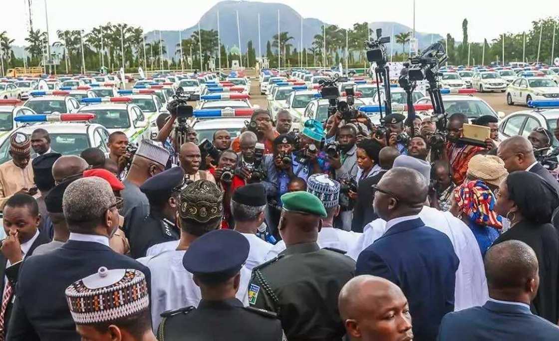 Osinbajo ya yabawa Dangote dangane da Gudunmuwar Motoci 150 da ya bai wa Hukumar 'Yan sandan Najeriya Osinbajo ya yabawa Dangote dangane da Gudunmuwar Motoci 150 da ya bai wa Hukumar 'Yan sandan Najeriya