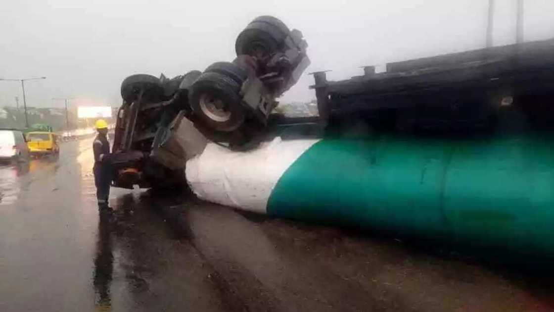 Allah ya kare masifa: Tankar dakon man fetur ta fado daga gadar Odetola a Legas