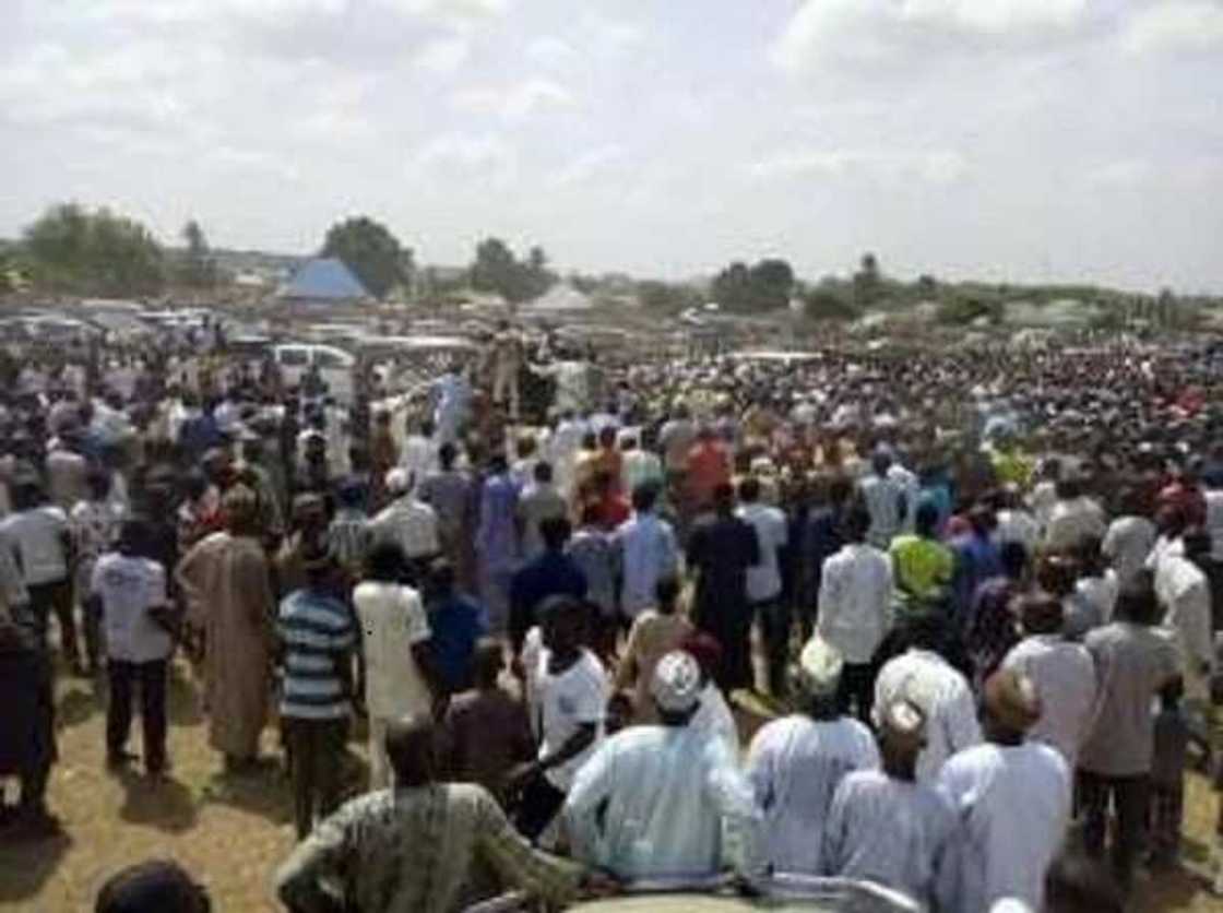 Hotunan binne gawar tsohon gwamnan jihar Nasarawa Hotunan binne gawar tsohon gwamnan jihar Nasarawa