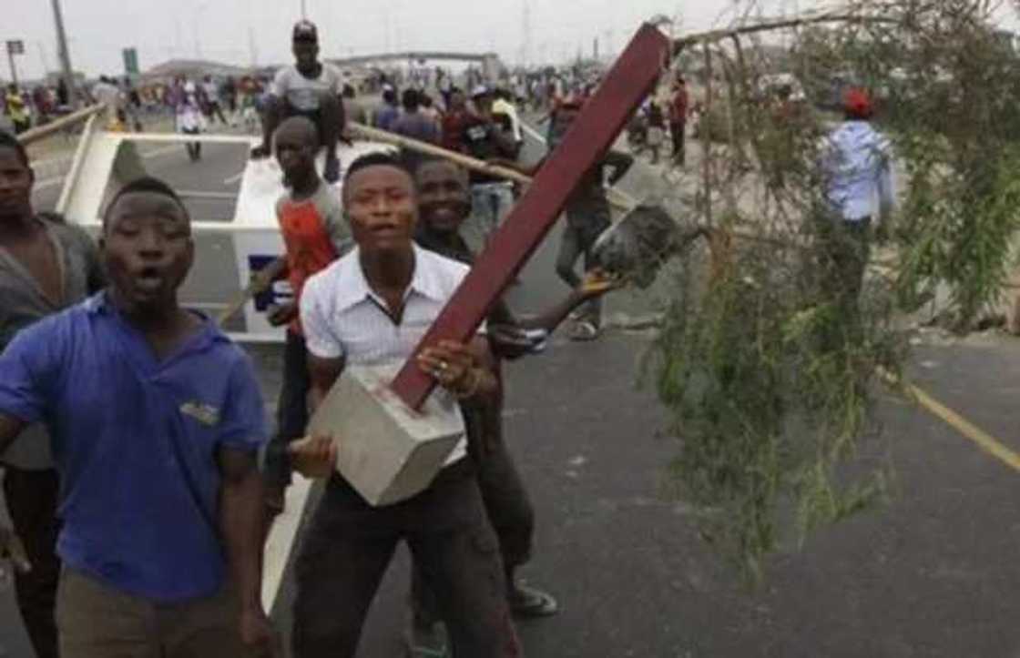 Violent protest erupts in Ogun market over invasion by customs officers Violent protest erupts in Ogun market over invasion by customs officers
