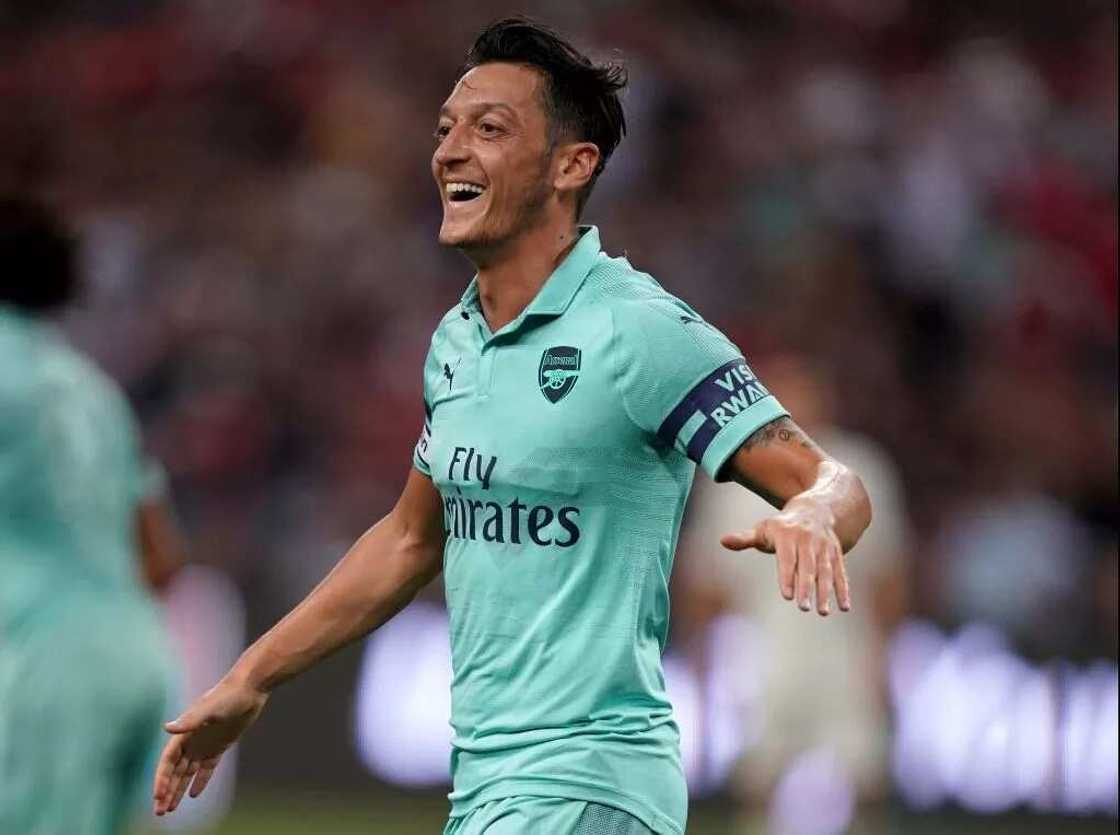 Ozil, Lacazette score as Arsenal rally past PSG by 4-1