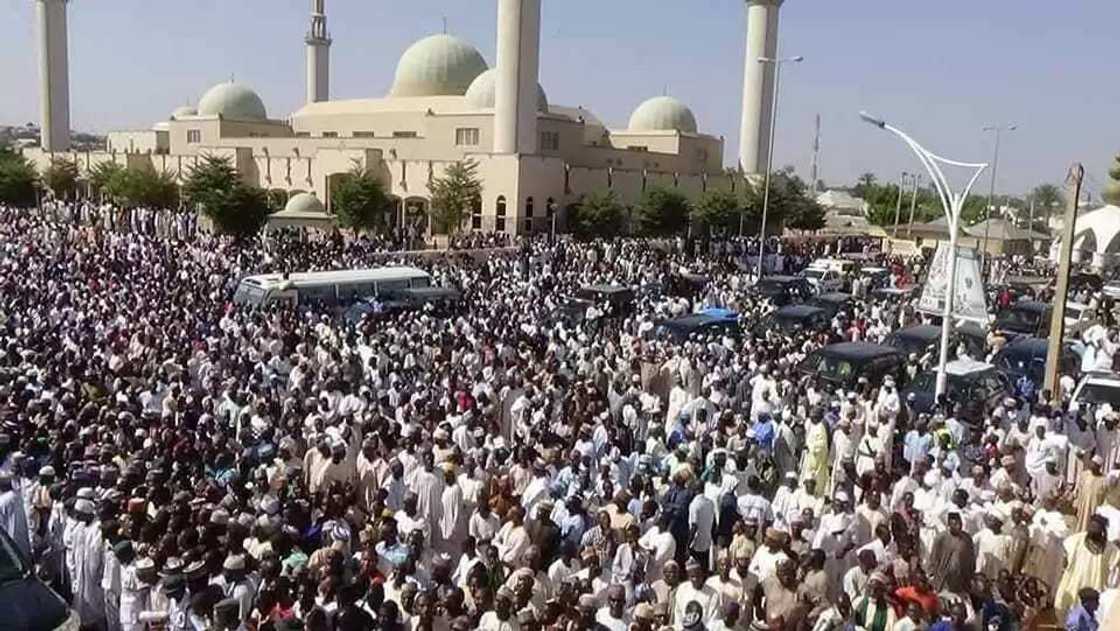Al’umma daga ciki da wajen jihar Gombe sun halarci jana’izar marigayiya Hajiya Yalwa Goje Al’umma daga ciki da wajen jihar Gombe sun halarci jana’izar marigayiya Hajiya Yalwa Goje