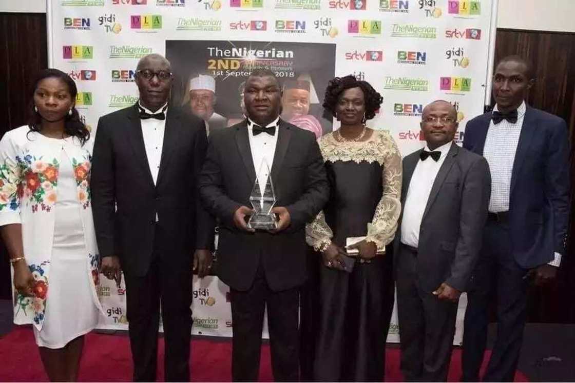 Wata Kungiya a Kasar Ingila ta ba Janar Buratai kyauta Wata Kungiya a Kasar Ingila ta ba Janar Buratai kyauta