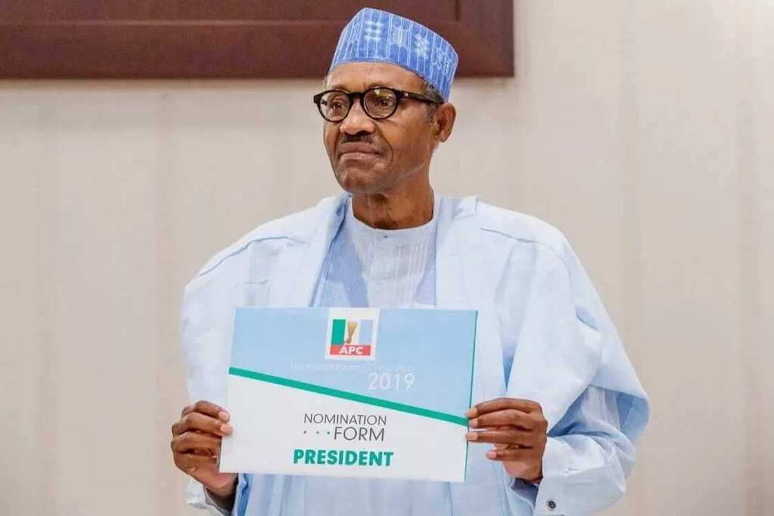 Buhari yayin mallakar takardun bayyana kudirin takara Buhari yayin mallakar takardun bayyana kudirin takara