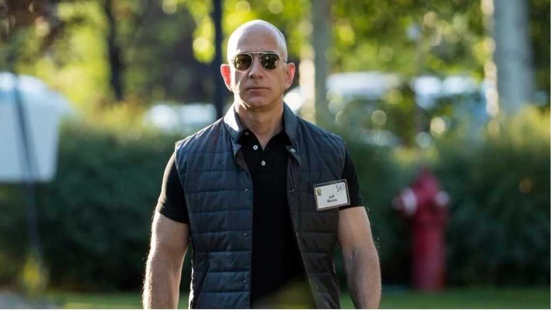 Mai kamfanin Amazon Jeff Bezos ya ba Dala Biliyan 150 baya Mai kamfanin Amazon Jeff Bezos ya ba Dala Biliyan 150 baya