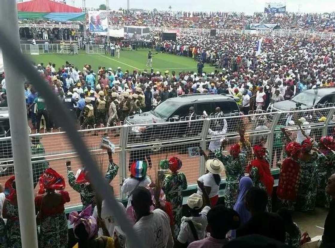 BREAKING: President Buhari arrives in Edo for APC mega rally (Photo) BREAKING: President Buhari arrives in Edo for APC mega rally (Photo)